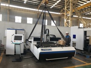 China máquina de corte de crachá de fábrica + cortador de laser de fibra trocável